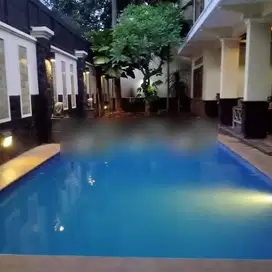 Rumah 2 Lantai Mewah Nuansa Kelasik dengan Kolam Renang di Pulomas Jak