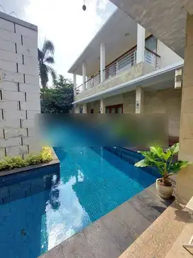 Rumah Mewah 2 Lantai Luas Tanah 1000m2 ada Kolam Renang di Kemang Timu
