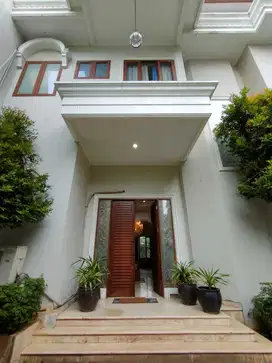 Disewakan Rumah Mewah Strategis Area Expatriate Kemang