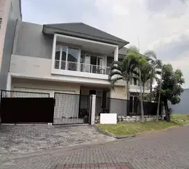 Rumah Mewah 2 lantai Di Graha Famili Dekat dengan Club House