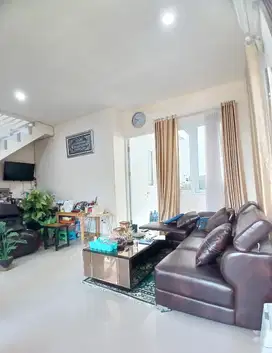 Jual cepat! rumah 2 lantai rapi siap huni di Aracelli 2 Kranggan