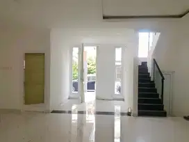 Rumah 2 lantai Golf Lake Residence 8X18 Hadap Timur SHM