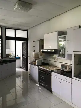 Dijual rumah Raya Dharmahusada Indah Timur