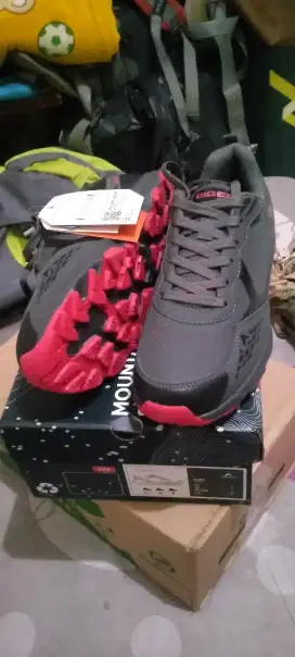 Sepatu outdoor Eiger trail
