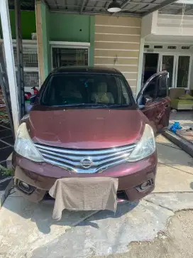 Grand Livina merah