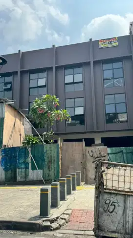 Dijual ruko strategis 3lantai lokasi tebet jakarta selatan