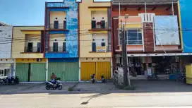 Disewakan ruko 3 lantai halaman luas bisa parkir 2 mobil besar
