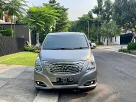 Hyundai H-1 Royale 2.4 Bensin AT Silver Pilot Seat