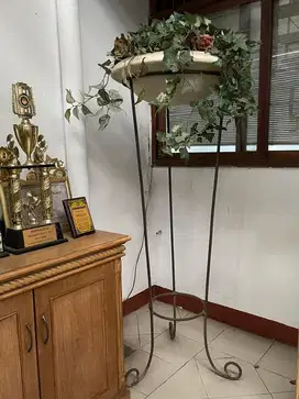 Pot Bunga dan Penyangga Besi