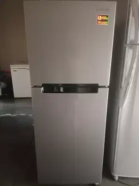 Lemari es dua pintu