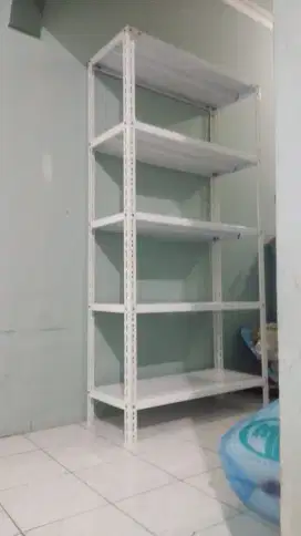 Rak besi gudang .
