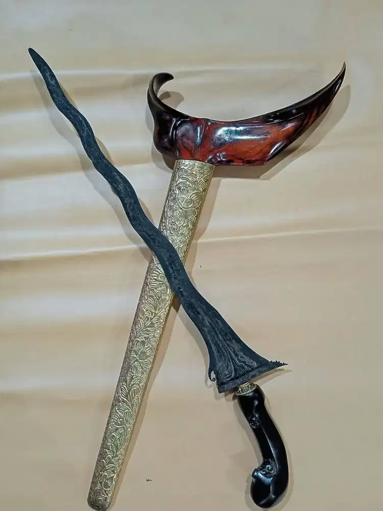 Keris sepuh panimbal pamor wengkon Warangka Ladrang solo