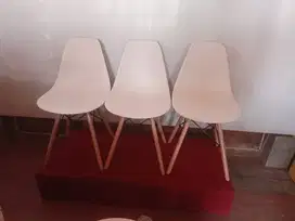 kursi makan warna putih minimalis