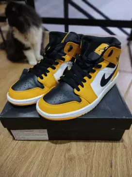 Original Air Jordan 1 AJ1 Mid Yellow Taxi Size 8.5 (42) - Like New!!