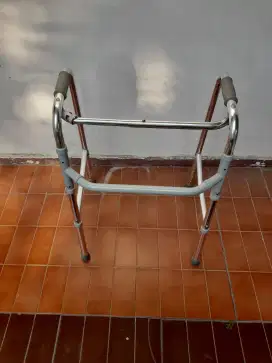 Dijual alat bantu jalan.