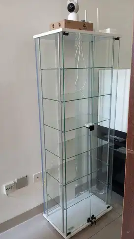LEMARI ETALASE LEMARI KOLEKSI LEMARI KACA