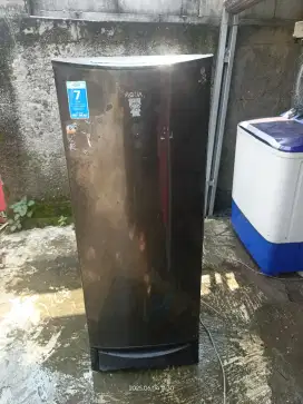 Kulkas 1 pintu Aqua sawangan pasir putih