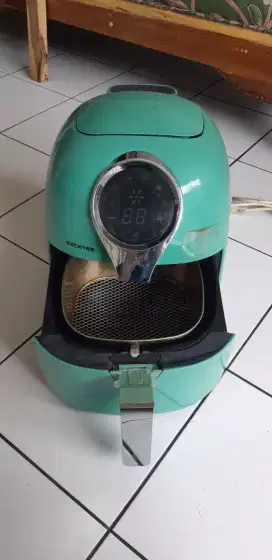 Penggoreng listrik tanpa minyak Air Fryer Excetex E-333, touch screen