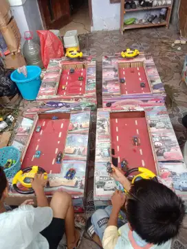 Mainan mobil balap