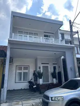 Dijual rumah estetik rapih terawat siap huni 2.5 lantai