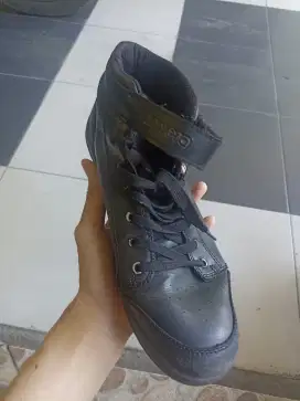 Sepatu New Era Luxio All Black