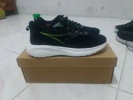 Sepatu diadora ukuran 39