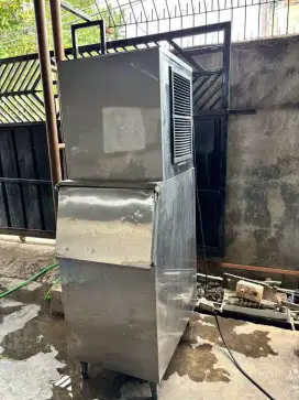 Ice maker hoshizaki model 201AA