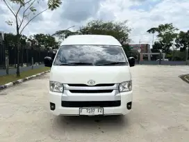 HI ACE COMMUTER M/T 2024