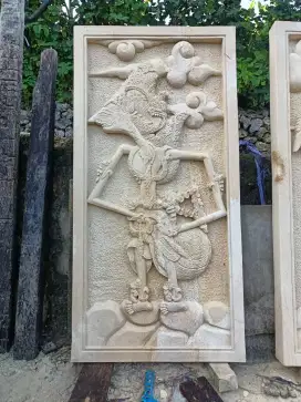 Ukiran batu alam motif wayang
