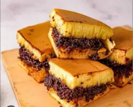 koki.dan helper untuk martabak.manis.dan telor