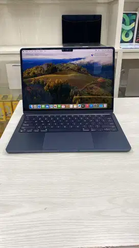 MACBOOK AIR M2 like new ibox
