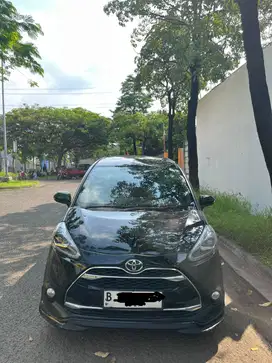 Over Kredit Toyota Sienta Type Q 2017