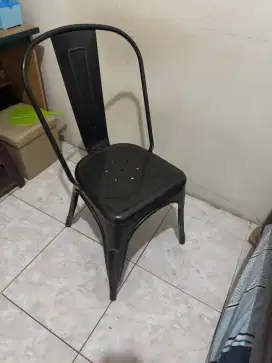 Bangku besi bekas cafe