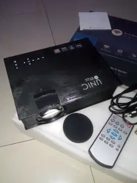 Mini Projector merk UNIC plus Screen