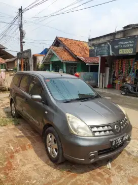 Nissan grand Livina 2010