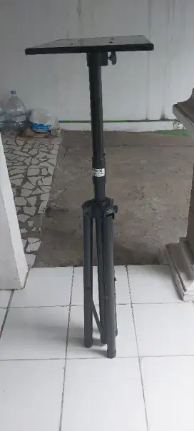 Standing Tripod Proyektor atau utk naruh speaker