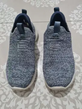 Sepatu skecher anak