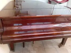 Jual cepat Grand piano Petrov keadaan body rusak. Suara baik