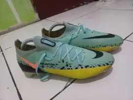 Sepatu bola nike panthom