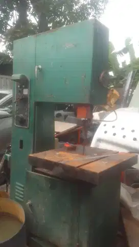 Bandsaw pemotong besi model vertical