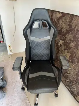 kursi gaming hitam