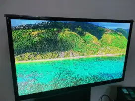 Televisi merk LG layar 65 inch dengan remote