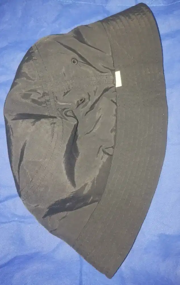 Bucket hat hitam