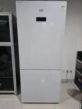 DIJUAL KULKAS + FREEZER BEKO WARNA PUTIH ELEGANT BARU PAKAI 9 BULAN