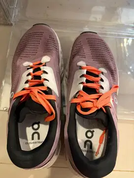 Sepatu women on cloud