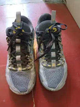 Di jual sepatu basket luka doncic size 43