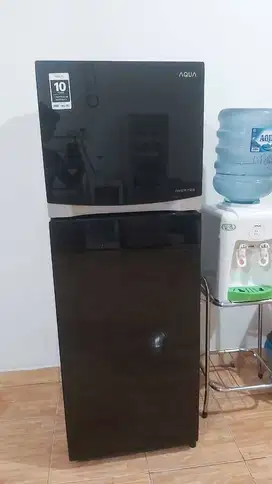 Kulkas 2 Pintu AQUA Japan Inverter – Hemat Listrik & Stylish!