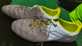 sepatu bola mills