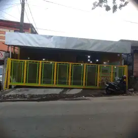 Ruko rendeng tiga pinggir jalan kota dilalui angkutan umum