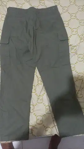 Celana cargo second pria merk UNIQLO size 08/33